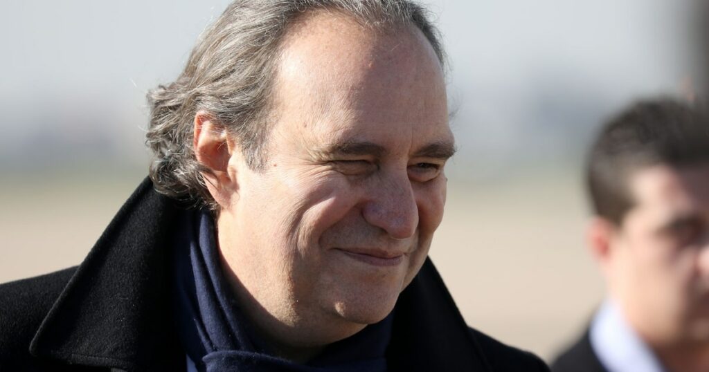 L'homme d'affaires Xavier Niel à son arrivée à l'aéroport d'Alger, où il a accompagné le président Emmanuel Macron, le 6 décembre 2017