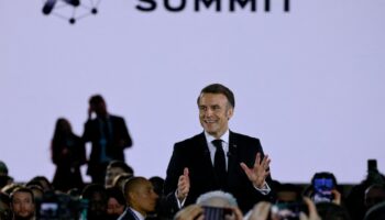 Le président français Emmanuel Macron prononce un discours lors de la clôture du premier jour du Sommet pour l'action sur l'Intelligence Artificielle (IA), au Grand Palais, à Paris, le 10 février 2025.