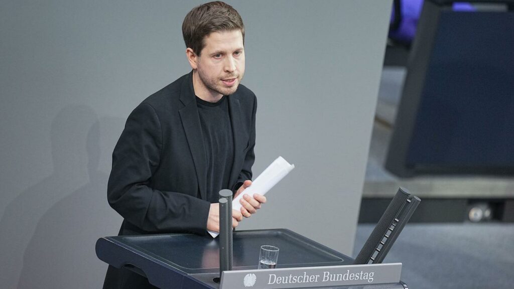 Debatte im Bundestag: Kühnert kritisiert Union für Umgang mit Diskussion nach Asylantrag