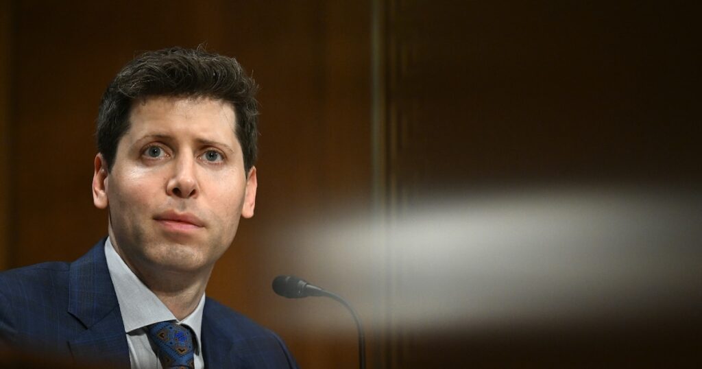 Sam Altman, le patron d'OpenAI, créateur de l'interface ChatGPT, devant une commission parlementaire américaine, à Washington le 16 mai 2023