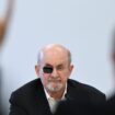 Procès de la tentative d'assassinat de Salman Rushdie : l'écrivain témoigne avoir "hurlé" de douleur