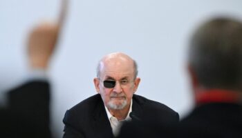 Procès de la tentative d'assassinat de Salman Rushdie : l'écrivain témoigne avoir "hurlé" de douleur