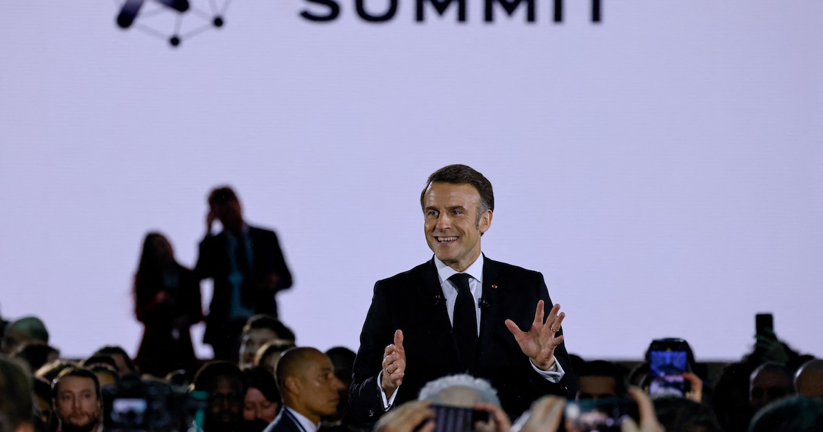 Le président français Emmanuel Macron prononce un discours lors de la clôture du premier jour du Sommet pour l'action sur l'Intelligence Artificielle (IA), au Grand Palais, à Paris, le 10 février 2025.