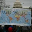 Des manifestants brandissent des pancartes pour protester contre le démantèlement de l'Agence américaine pour le développement USAID à Washington le 5 février 2025