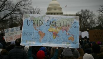 Des manifestants brandissent des pancartes pour protester contre le démantèlement de l'Agence américaine pour le développement USAID à Washington le 5 février 2025