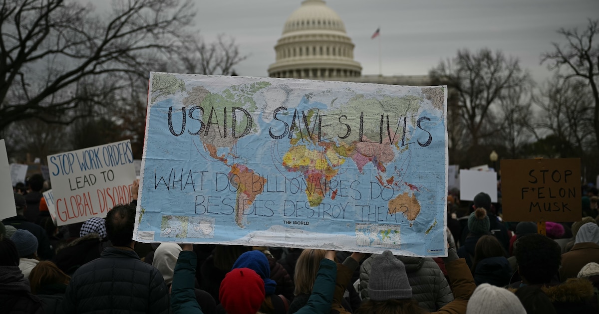 Des manifestants brandissent des pancartes pour protester contre le démantèlement de l'Agence américaine pour le développement USAID à Washington le 5 février 2025