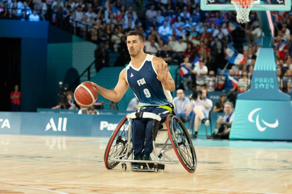 « Si on ne nous permet pas de nous déplacer facilement, l’inclusion ça ne sert à rien » : Sofyane Mehiaoui, joueur et entraîneur de basket fauteuil