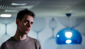 Le fondateur et dirigeant de la start-up française d'intelligence artificielle Mistral AI, Arthur Mensch, pendant une visite à l'agence France Travail à Paris le 4 février 2025