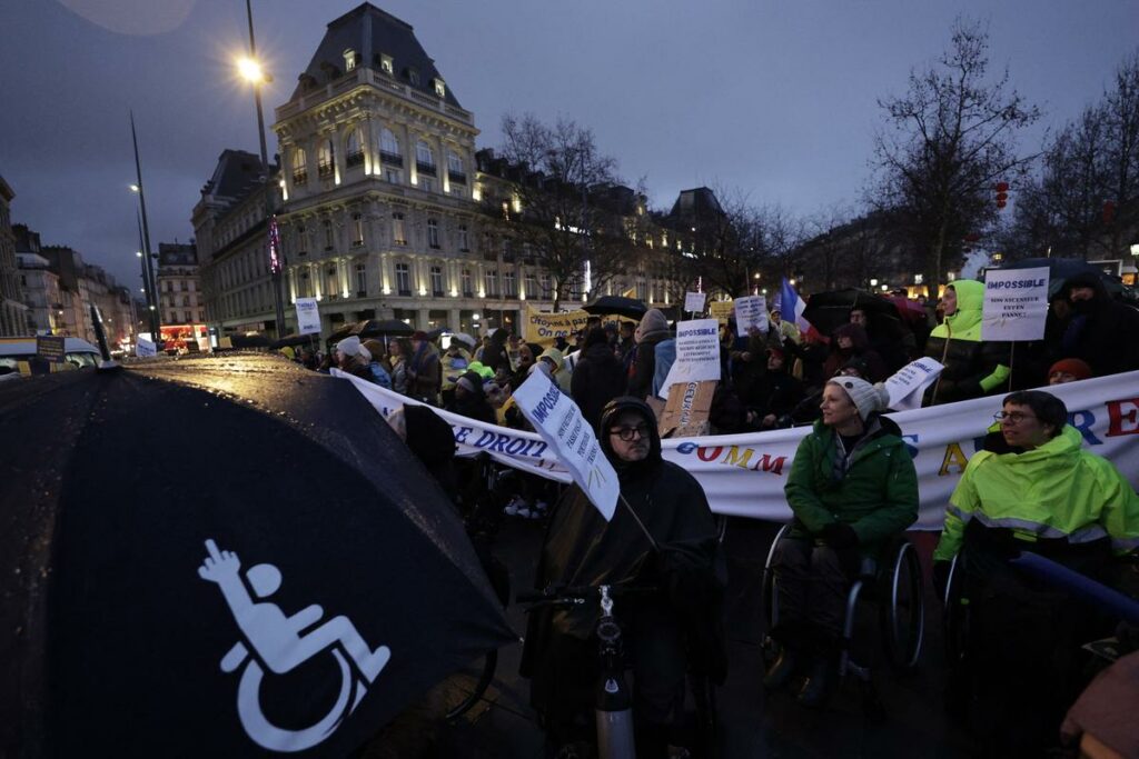 « La République, c’est nous aussi ! » Vingt ans après la loi handicap, des manifestants exigent le respect de leurs droits