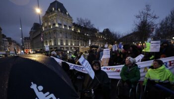 « La République, c’est nous aussi ! » Vingt ans après la loi handicap, des manifestants exigent le respect de leurs droits