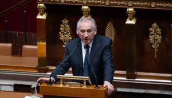 Bayrou, accusé d'avoir tu des violences sexuelles, fustige un "scandale inventé"