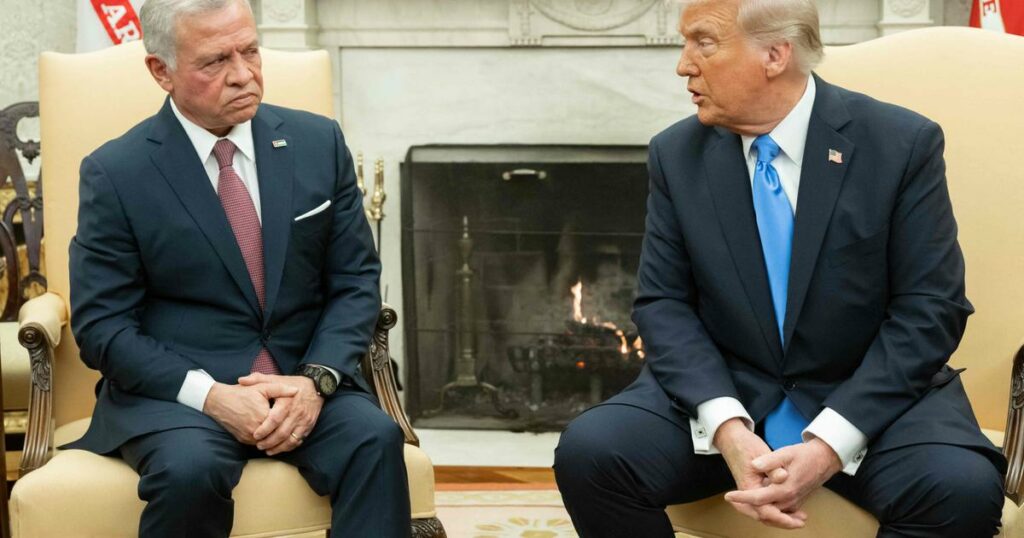 Reçu par Trump, le roi de Jordanie “évite une confrontation publique” mais réitère son opposition à son plan pour Gaza