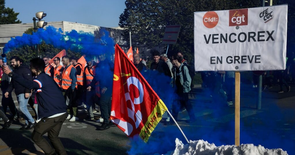 Rassemblement de salariés en grève devant le site de Vencorex, à Pont-de-Claix dans l'Isère, le 30 octobre 2024