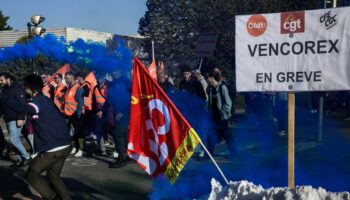 Rassemblement de salariés en grève devant le site de Vencorex, à Pont-de-Claix dans l'Isère, le 30 octobre 2024