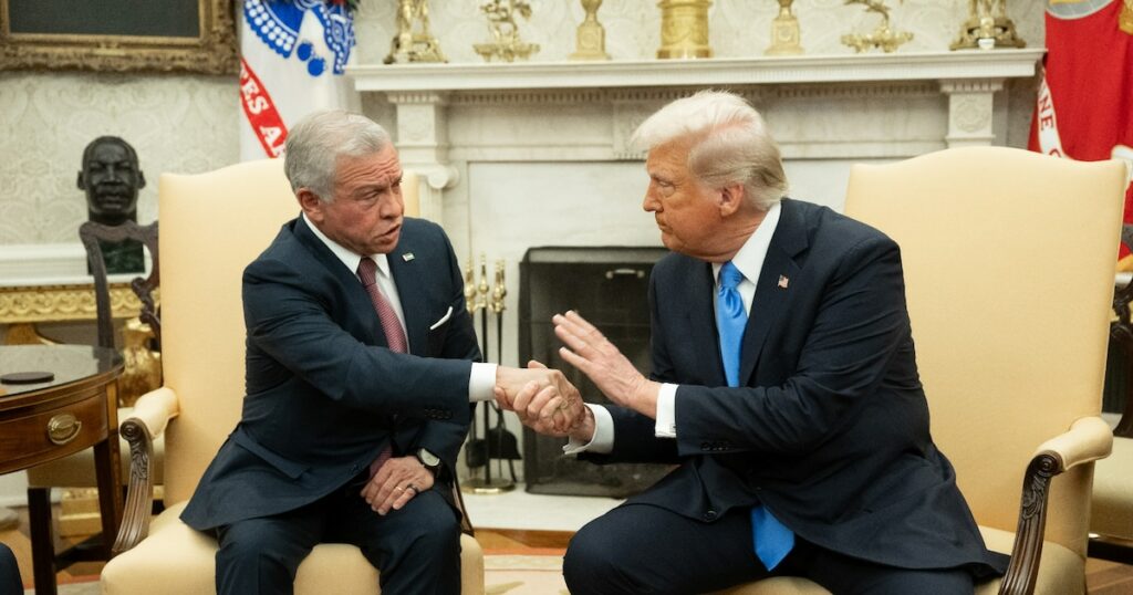 Poignée de main entre le président américain Donald Trump (d) et le roi Abdallah II de Jordanie lors d'une rencontre dans le Bureau ovale de la Maison Blanche, le 11 février 2025 à Washington