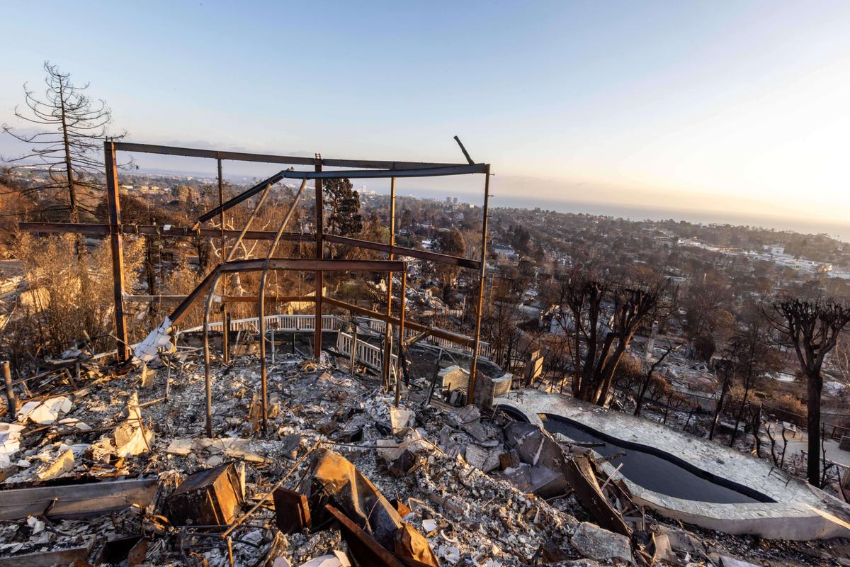 Après les incendies monstres à Los Angeles, une forte tempête fait craindre inondations et glissements de terrain