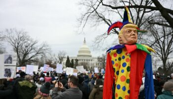 Des manifestants protestent contre le projet du président américain Donald Trump et d'Elon Musk de fermer l'USAID devant le Capitole américain, le 5 février 2025.