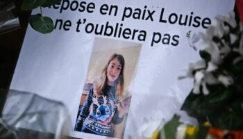 Une photographie de Louise accompagnée de bouquets déposées devant son collège d'Epinay-sur6orge(Essonne) le 8 février 2025