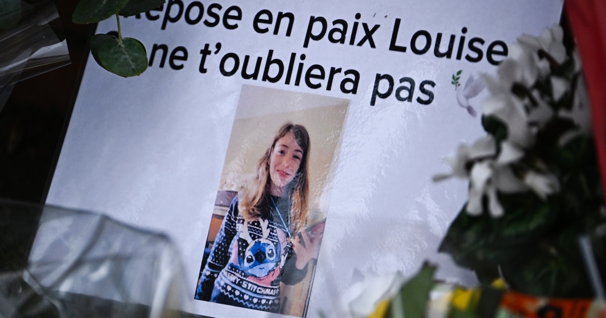 Une photographie de Louise accompagnée de bouquets déposées devant son collège d'Epinay-sur6orge(Essonne) le 8 février 2025