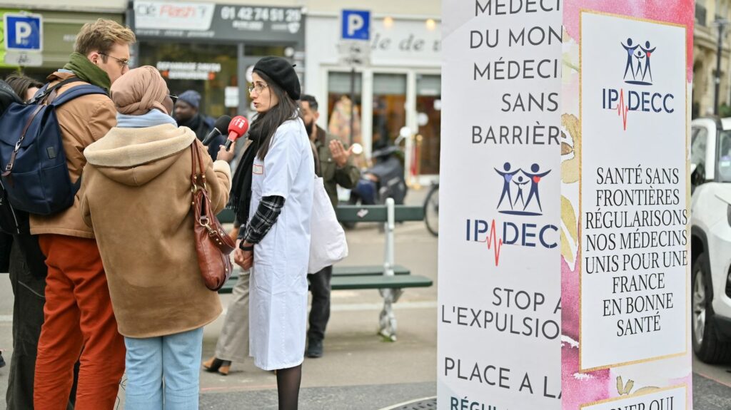 "L'hôpital veut me garder, donc il y a quelque chose qui n'est pas cohérent", estime un médecin étranger en France qui attend que son statut soit régularisé