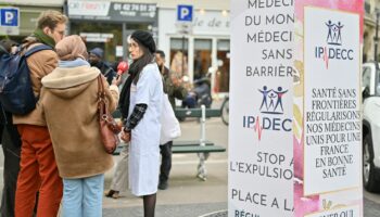 "L'hôpital veut me garder, donc il y a quelque chose qui n'est pas cohérent", estime un médecin étranger en France qui attend que son statut soit régularisé