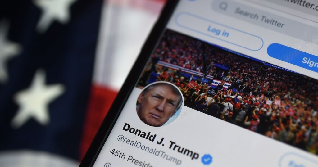 (ARCHIVES) Photo d'arcives prise le 10 août 2020 du compte Twitter du président Donald Trump, suspendu indéfiniment vendredi