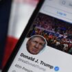 (ARCHIVES) Photo d'arcives prise le 10 août 2020 du compte Twitter du président Donald Trump, suspendu indéfiniment vendredi