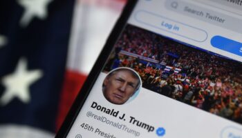 (ARCHIVES) Photo d'arcives prise le 10 août 2020 du compte Twitter du président Donald Trump, suspendu indéfiniment vendredi