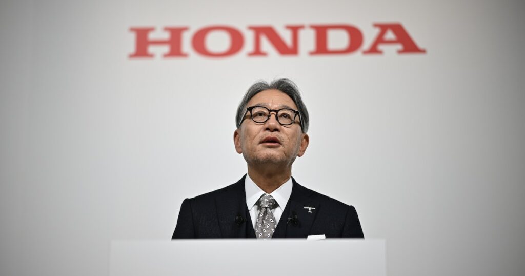 Toshihiro Mibe, le patron de Honda, lors d'une conférence de presse à Tokyo, le 23 décembre 2024, avec ses homologues de Nissan et Mitsubishi Motors