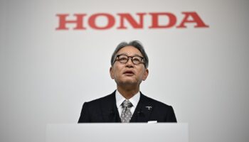 Toshihiro Mibe, le patron de Honda, lors d'une conférence de presse à Tokyo, le 23 décembre 2024, avec ses homologues de Nissan et Mitsubishi Motors