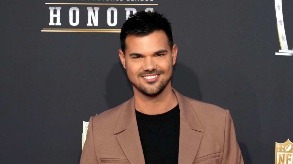 13 ans après « Twilight », Taylor Lautner va retrouver des loups-garous dans sa nouvelle série