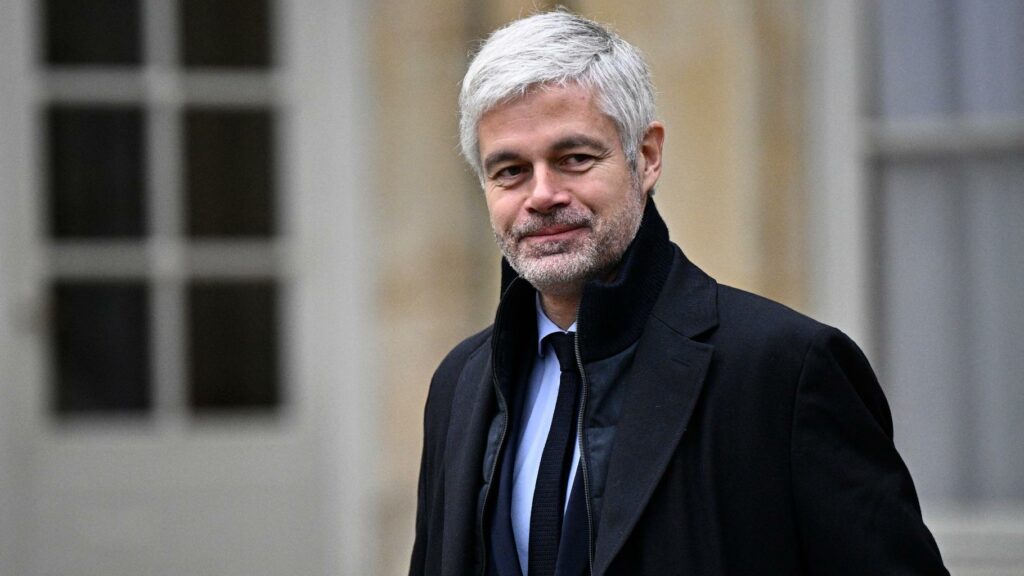 Laurent Wauquiez officialise sa candidature à la tête de LR et tacle son principal adversaire Bruno Retailleau