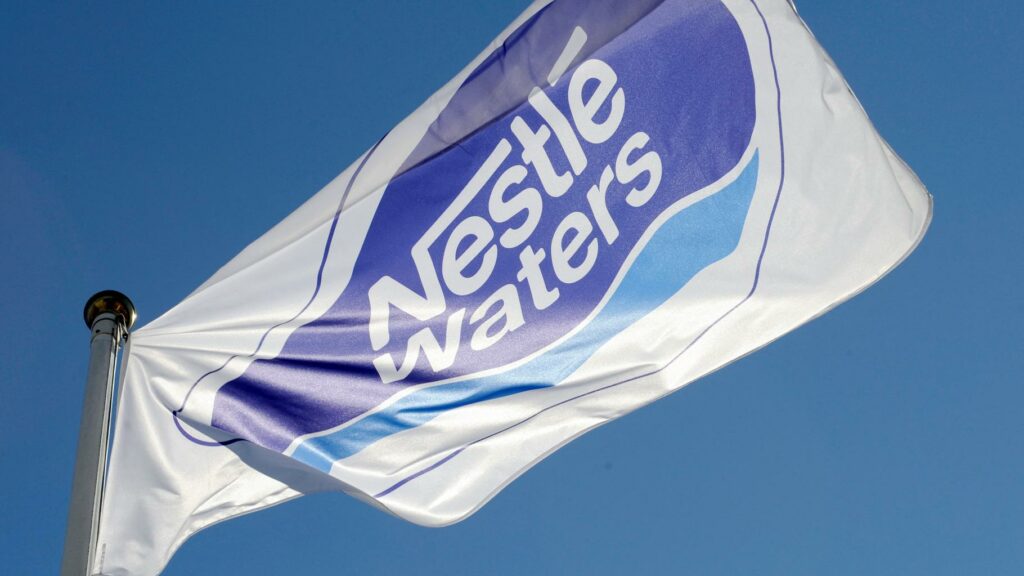 Nestlé : l’enquête sur les eaux minérales traitées illégalement prend une nouvelle dimension