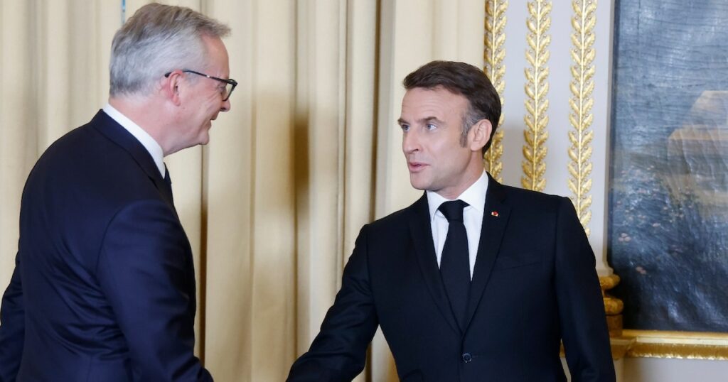 Le ministre de l'Economie et des Finances, Bruno Le Maire, et le président Emmanuel Macron (), le 6 mai 2024 à l'Elysée, à Paris