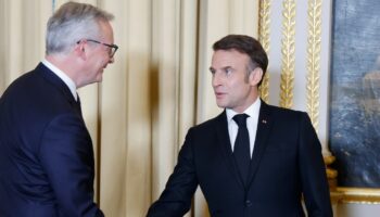 Le ministre de l'Economie et des Finances, Bruno Le Maire, et le président Emmanuel Macron (), le 6 mai 2024 à l'Elysée, à Paris