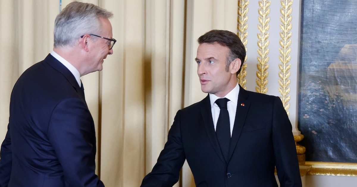 Le ministre de l'Economie et des Finances, Bruno Le Maire, et le président Emmanuel Macron (), le 6 mai 2024 à l'Elysée, à Paris