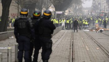 Main d'un "gilet jaune" arrachée en 2018 : la cour d'appel de Bordeaux confirme le non-lieu