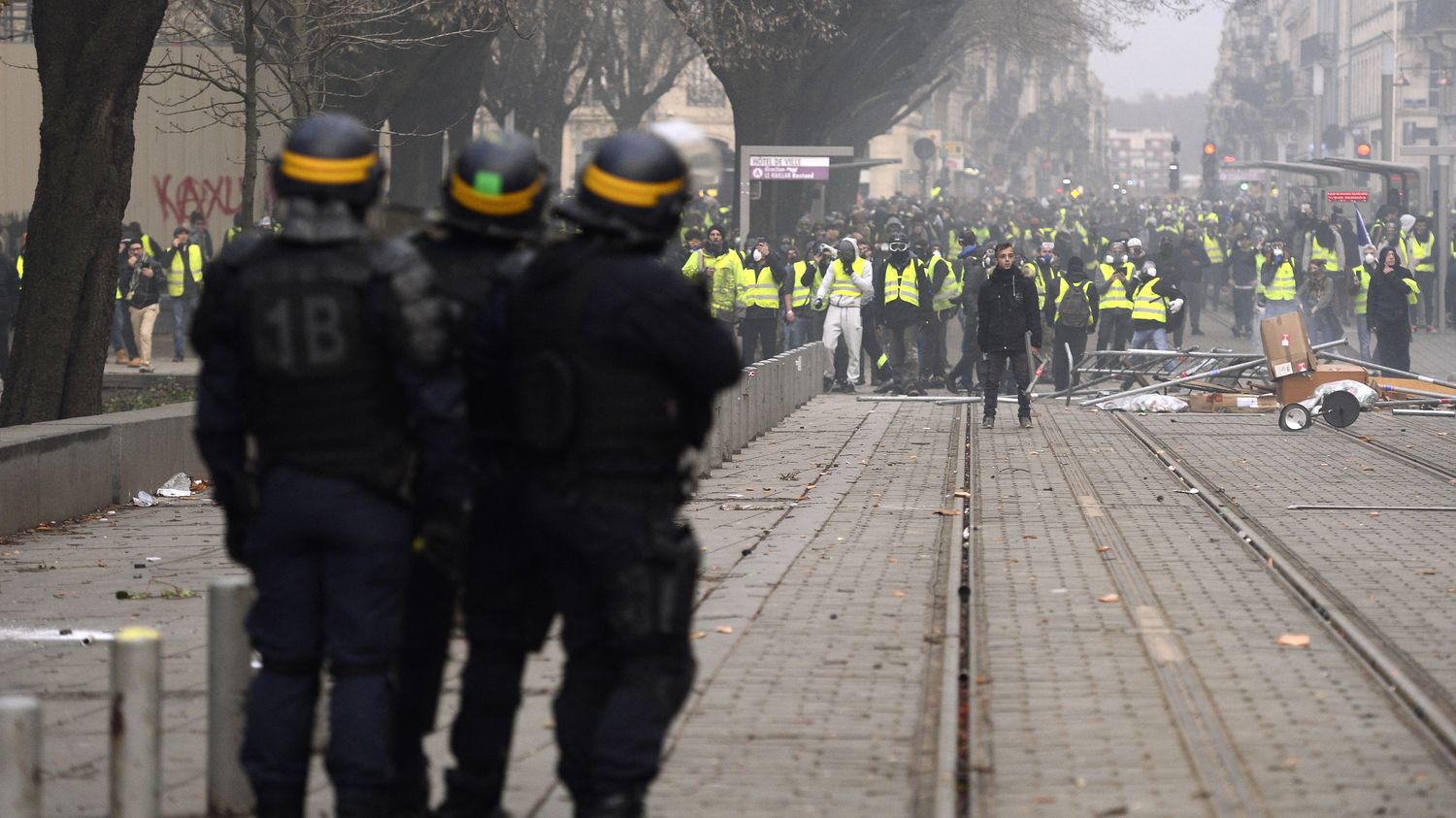 Main d'un "gilet jaune" arrachée en 2018 : la cour d'appel de Bordeaux confirme le non-lieu