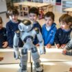 Des élèves de maternelle interagissent avec le robot éducatif et interactif Nao dans un établissement sur le campus universitaire de l'École polytechnique fédérale de Lausanne, en Suisse, le 23 février 2024