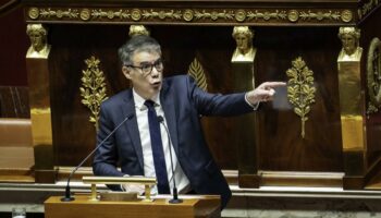 Les députés PS déposent leur motion de censure, accusant le gouvernement de « céder » face au RN