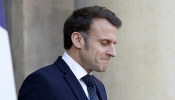 Guerre en Ukraine : Emmanuel Macron tiendra une nouvelle réunion mercredi "avec plusieurs Etats européens et non européens"