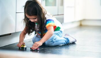 Pour intéresser les filles aux petites voitures et les garçons aux poupées, toute la famille a un rôle à jouer