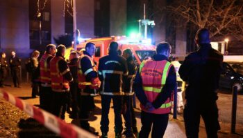 A Grenoble, un homme lance une grenade dans un bar, faisant douze blessés, dont six en urgence absolue ; la piste d’un attentat terroriste « est a priori écartée », selon le procureur de la République