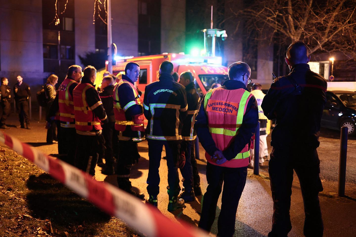 A Grenoble, un homme lance une grenade dans un bar, faisant douze blessés, dont six en urgence absolue ; la piste d’un attentat terroriste « est a priori écartée », selon le procureur de la République