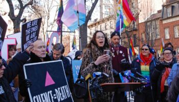 A New York, protestation après la disparition de la référence aux personnes transgenres du site Internet fédéral célébrant la révolte de Stonewall