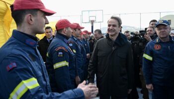 À Santorin: Mitsotakis exclut un scénario catastrophe malgré les séismes