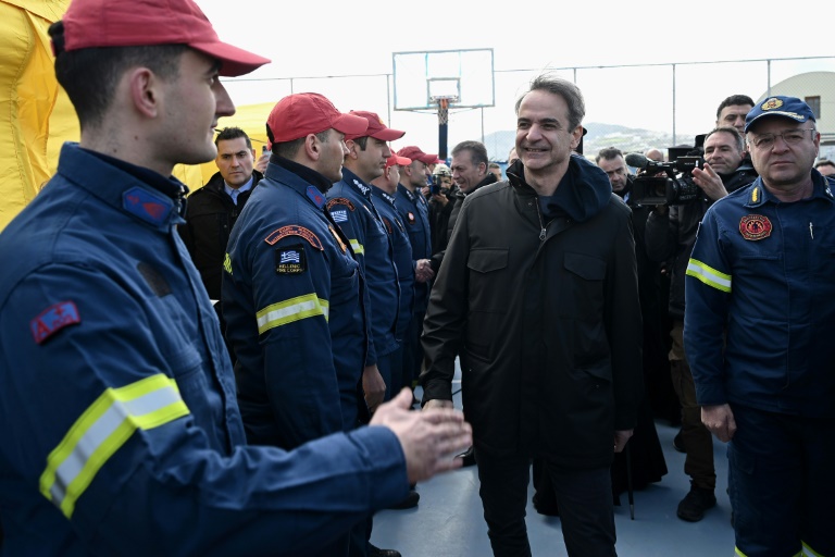 À Santorin: Mitsotakis exclut un scénario catastrophe malgré les séismes