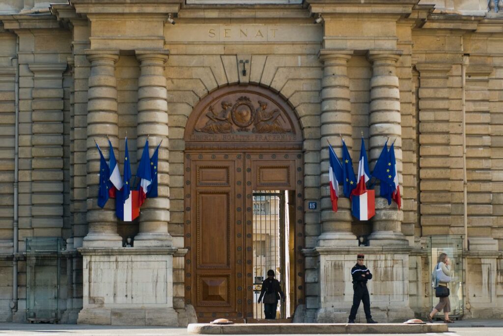 Accusations de chantage à la « sextape » au Sénat : procès annulé après le retrait de plainte d’un ex-sénateur