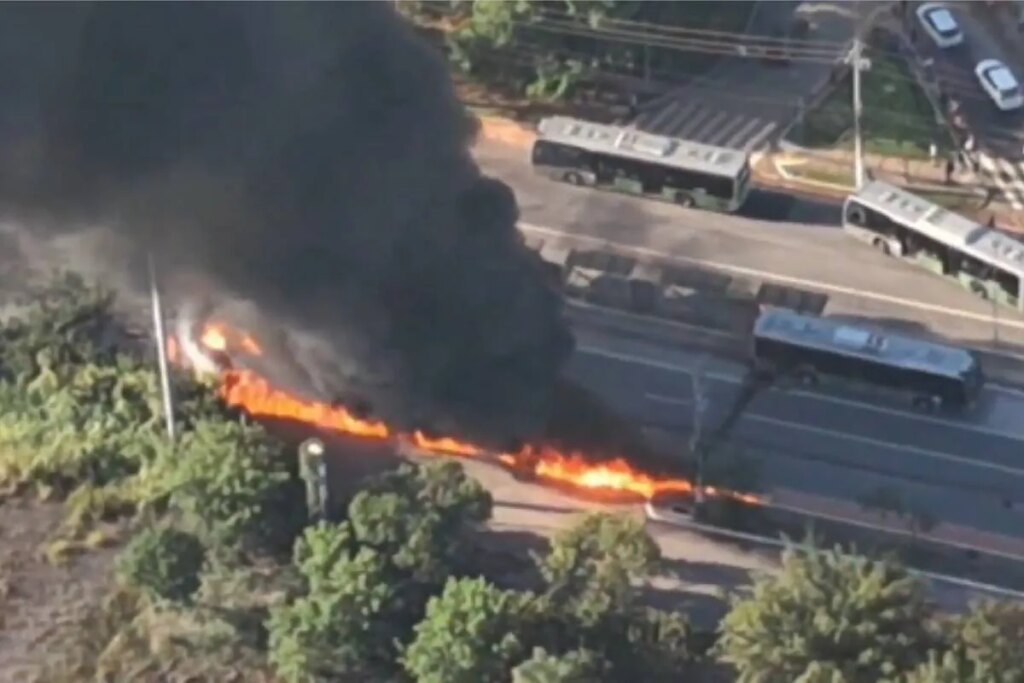 Al menos dos muertos al chocar una avioneta contra un autobús en una concurrida avenida de Sao Paulo