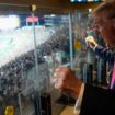 Donald Trump könnte als erster amtierender Präsident beim Super Bowl anwesend sein. Foto: Evan Vucci/AP Pool/dpa